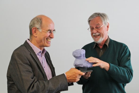 Prof. Dr. Horst Stenzel übergibt an Prof. Dr. Erich Ehses ein Geschenk