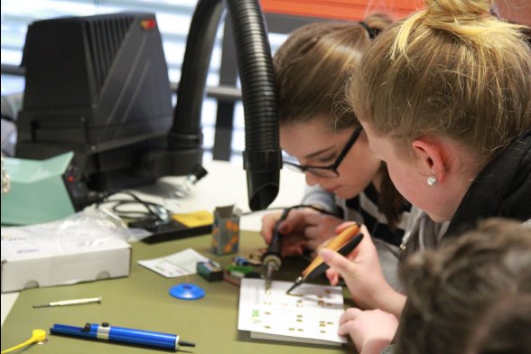 Im Team geht’s besser: Schaltung selbst gelötet 