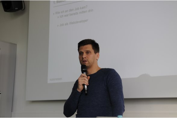 Sebastian Busch mit einem Referat aus dem Informatiker-Berufsalltag