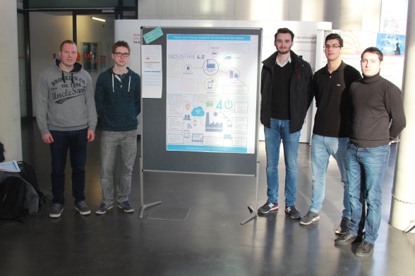 Team „Industrie 4.0“: v.l. Marco Bilsing, Maurice Kremer, Philipp Dückers, Max Letzner, Georgi Georgiev. Auf dem Foto nicht anwesend: Manuel Krämer.
