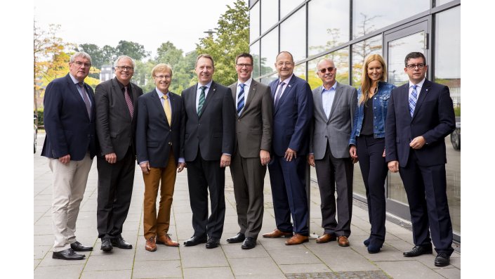 Landrat Sebastian Schuster, Prof. Dr. Christian Averkamp, NRW-Justizminister Peter Biesenbach, Landrat Jochen Hagt, Landrat Stephan Santelmann, Prof. Dr. Stefan Herzig, Bernhard Opitz, Dr. Sarah Opitz, Bürgermeister Frank Helmenstein beim Digital Xchange 2018