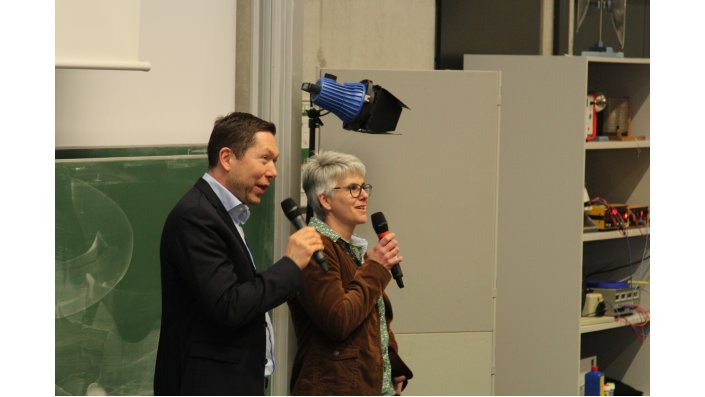 Raoul Halding-Hoppenheit (Stadt Gummersbach) und Prof. Dr. Simone Lake begrüßten die Anwesenden