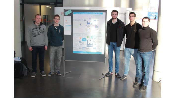 Team „Industrie 4.0“: v.l. Marco Bilsing, Maurice Kremer, Philipp Dückers, Max Letzner, Georgi Georgiev.  Auf dem Foto nicht anwesend: Manuel Krämer.