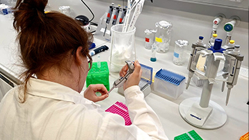 Eine Schülerin arbeitet im Labor. (Bild: TH Köln - Media Lab) Eine Schülerin arbeitet im Labor. (Bild: TH Köln - Media Lab)