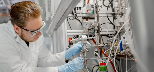 Ein Student arbeitet am Abzug im Labor der angewandten Chemie. (Bild:Hanna Witte / TH Köln)