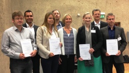 Prof. Dr. Sylvia Heuchemer, Vizepräsidentin für Lehre und Studium (4.v.r.), mit dem Lehrendenteam des Studiengangs Pharmazeutische Chemie (Bild: Emily Kobs/FH Köln)