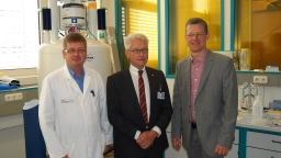Von links: Dr. Stefan Klanck, Helmut Nowak und Prof. Dr. Matthias Hochgürtel vor dem neuen Kern-Resonanz-Spektrometer (NMR) der Fakultät für Angewandte Naturwissenschaften  (Bild: Dr. Michaela Ast)