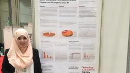 Zohaira El Malahi vor ihrem Poster auf dem europäischen Jahreskongress der International Society for Pharmacoeconomics and Outcomes Research (ISPOR) in Mailand (Image: Prof. Dr. Yvonne-Beatrice Böhler/TH Köln)