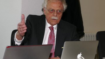 Prof. Dr. Rolf Schulmeister erläutert die ZeitLast-Studie (Bild: Prof. Dr. Matthias Hochgürtel/TH Köln)