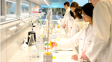 Schülerinnen und Schüler arbeiten an einer Werkbank im Labor. (Bild: TH Köln - Media Lab)