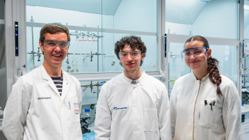 Der 17-jährige Schüler Rafael und Moritz Rodert und Tahire Ramushi stehen im Labor. (Bild: TH Köln - Media Lab)