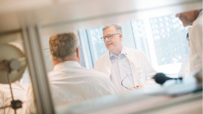 Prof. Dr. Matthias Hochgürtel im Austausch mit den Gästen.