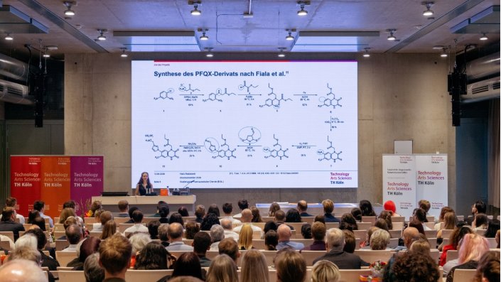 Absolventin Clara Radzuweit stellt ihre Abschlussarbeit vor.