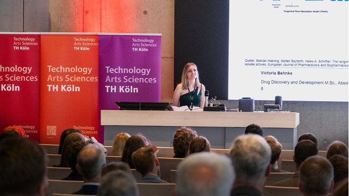 Absolventin Victoria Behnke teilt Erfahrungen aus ihrem bewegten und engagierten Studium