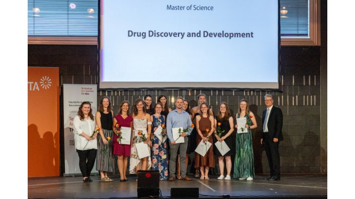Die Absolventinnen und Absolventen des Masters Drug Discovery and Development auf der Bühne.