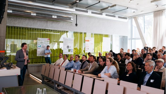 Prof. Dr. Ulrich Schörken hält im gefüllten Hörsaal einen Vortrag.