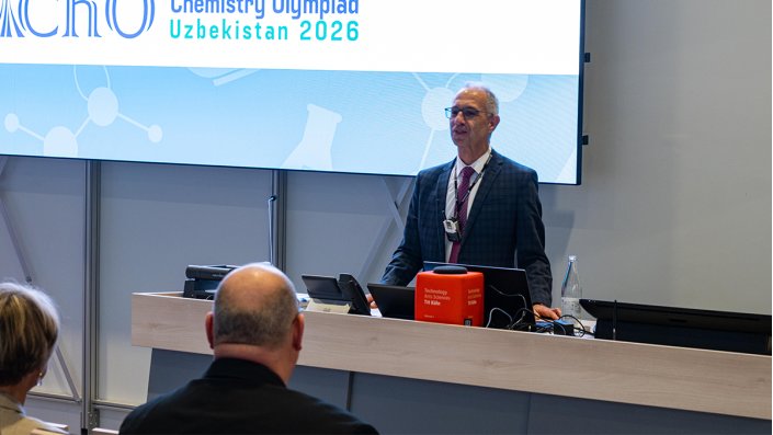 Studiendekan Prof. Dr. Dirk Burdinski steht am Pult und begrüßt die Schüler*innen und Gäste zur Feierstunde.