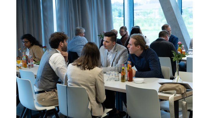 Nach der offiziellen Übergabe der Zeugnisse feierten die Absolventinnen und Absolventen mit ihren Familien, Freunden und Dozierenden in der festlich geschmückten Mensa bei Sekt, Bier und einem bunten Buffet.