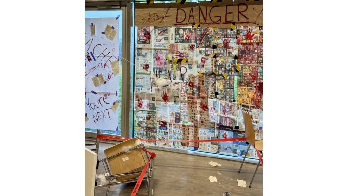 Eine Fenster ist über und über mit Blättern beklept und beschmiert.