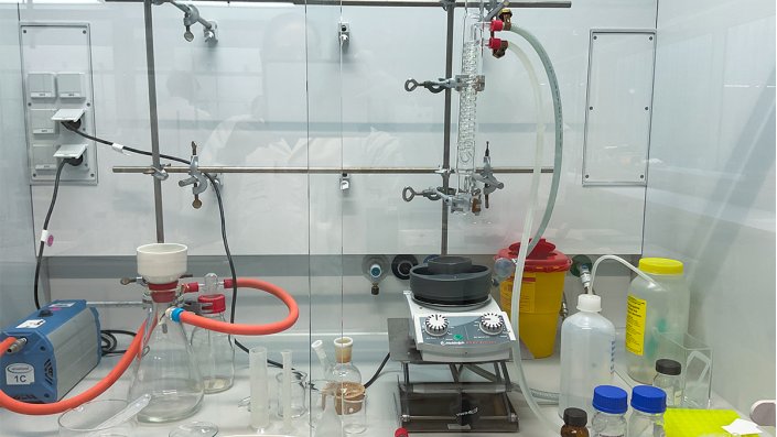 Abzug mit den allen Chemikalien und Geräten für die ASS-Synthese