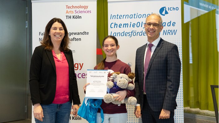 Ines Op de Hipt und Prof. Dr.Dirk Burdinski beglückwünschten alle Schüler*innen zur Teilnahme an der Internationalen ChemieOlympiade.