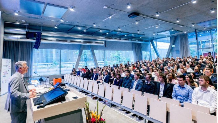 Dekan Prof. Dr. Matthias Hochgürtel begrüßt die Studierenden und ihre Gäste.