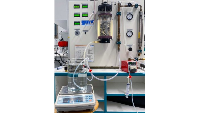 Zu sehen ist ein Wirbelschichtreaktor im Betrieb. In dem mit Aktivkohle beschichtete Füllkörper BPA aus dem Wasser.