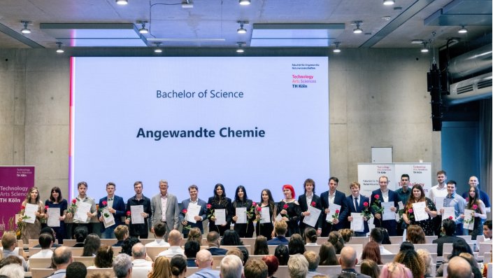 Urkundenübergabe bei der Absolventenfeier 2026