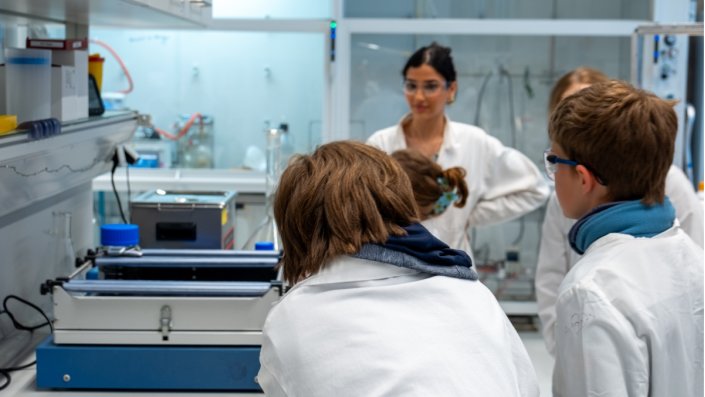 Die Kinder beobachten die Rüttelplatte in Betrieb.