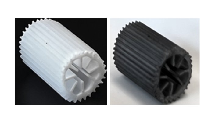 Links im Bild ist ein unbeschichteter Polystrol-Füllkörper zu sehen, rechts im Bild ein mit Aktivkohle beschichteter Füllkörper zur BPA-Adosroption.