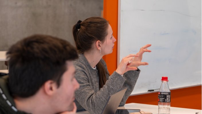 Eine Studentin im Gespräch.