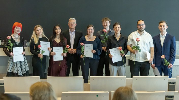 Die Absolvent*innen der Fakultät für Angewandte Naturwissenschaften erhalten ihre Abschlusszeugnisse. (Bild: TH Köln | Stephan Fengler)