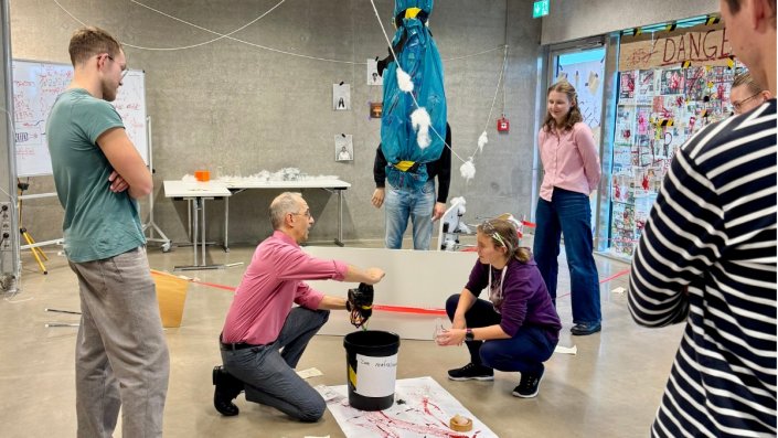 Die Teilnehmenden befinden sich im aufwendig gestalteten letzten Escape Room.