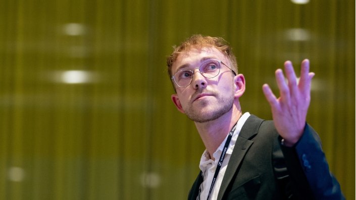 Absolvent und mittlerweile Doktorand Philipp Thören beleuchtet die wissenschaftliche Fragestellung seiner Abschlussarbeit.