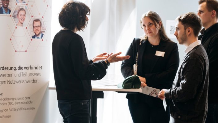 Zwei Gäste tauschen sich mit Bojana Bobar über das Deutschlandstipendium aus.