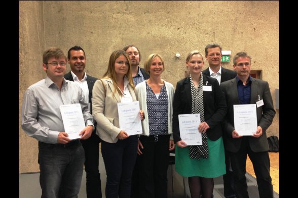 Prof. Dr. Sylvia Heuchemer, Vizepräsidentin für Lehre und Studium (4.v.r.), mit dem Lehrendenteam des Studiengangs Pharmazeutische Chemie