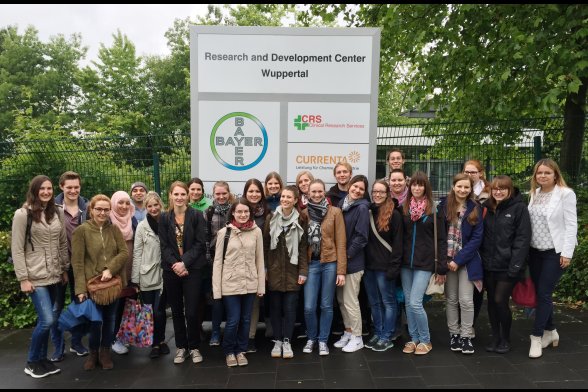 Studierende des vierten Fachsemesters Pharmazeutische Chemie und Prof. Dr. Nicole Teusch am Pharmaforschungszentrum der Bayer HealthCare AG am Standort Wuppertal