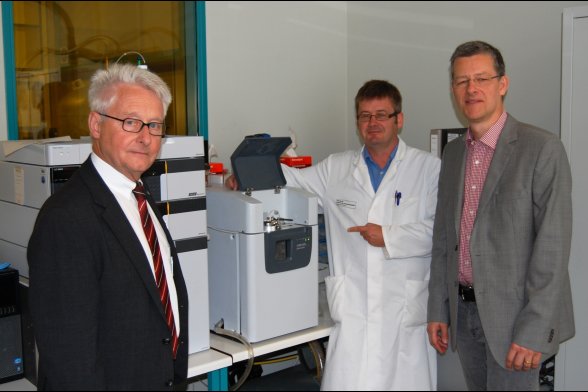 Von links: Helmut Nowak, Dr. Stefan Klanck und Prof. Dr. Matthias Hochgürtel vor dem Massen-Spektrometer (HPLC/MS) 