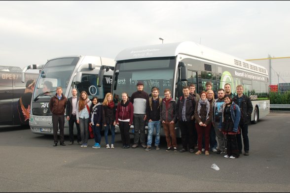 Studierende der Technischen Chemie vor zwei Brennstoffzellen-Hybrid-Bussen