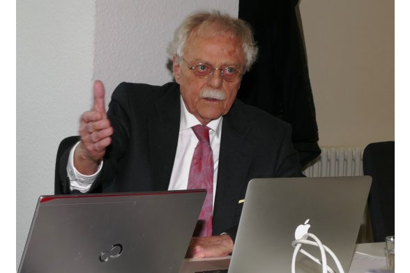 Prof. Dr. Rolf Schulmeister erläutert die ZeitLast-Studie