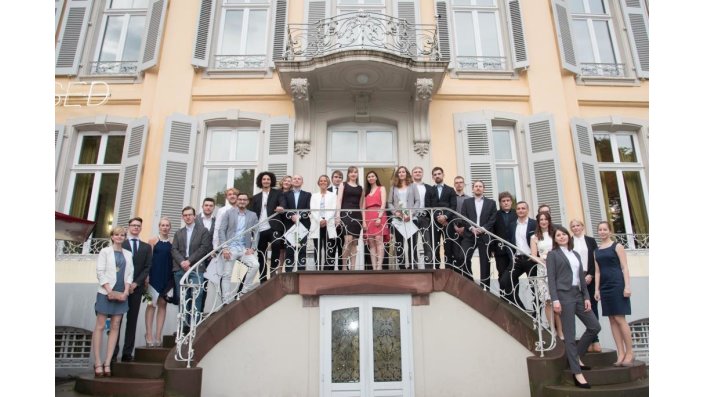 Absolventinnen und Absolventen auf der Treppe von Schloß Morsbroich