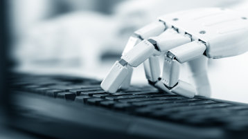 Roboter Hand an einer Tastatur, Prothese, Bionic und Robotik der Zukunft (Bild: Adobe Stock)