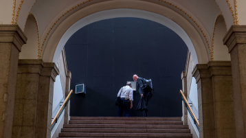 Treppenaufgang mit Time Cube (Bild: Thilo Schmülgen/TH Köln)