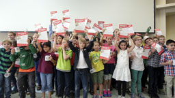 Mädchen und Jungens freuen sich über ihre Diplome von der KinderUni (Bild: FH Köln / Yvonne Klasen) Mädchen und Jungens freuen sich über ihre Diplome von der KinderUni (Bild: FH Köln / Yvonne Klasen)