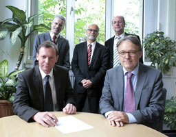 Gruppenfoto: v.l.: Prof. Martin Mullins, Prof. Dr. Dirk-Carsten Günther,  Prof. Dr. Jochen Axer, Prof. Dr. Peter Schimikowski und Prof. Dr. Karl Maier