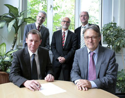 Gruppenfoto: v.l.: Prof. Martin Mullins, Prof. Dr. Dirk-Carsten Günther, Prof. Dr. Jochen Axer, Prof. Dr. Peter Schimikowski und Prof. Dr. Karl Maier Gruppenfoto: v.l.: Prof. Martin Mullins, Prof. Dr. Dirk-Carsten Günther, Prof. Dr. Jochen Axer, Prof. Dr. Peter Schimikowski und Prof. Dr. Karl Maier
