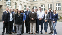 Gruppenbild vor dem Gebäude in der Claudiusstraße 1 (Bild: Thilo Schmülgen/FH Köln)