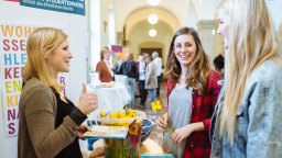 Studentinnen im Gespräch Studentinnen im Gespräch
