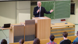 Prof. Dr. Christoph Seeßelberg, Präsident der FH Köln, begrüßt die Erstsemester (Bild: Costa Belibasakis/FH Köln)