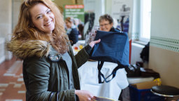 Eine Studentin mit dem Begrüßungsgeschenk